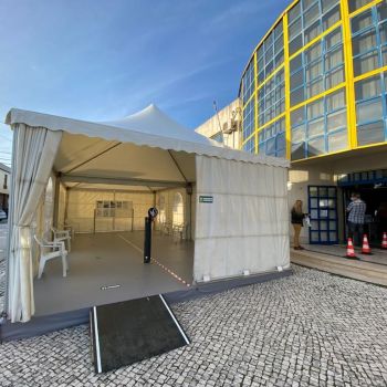 Batalha instala tenda junto ao centro de saúde para melhorar as condições de atendimento dos utentes