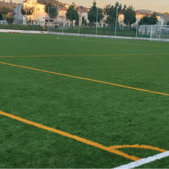 Campo de Futebol da Batalha reabre com novo relvado sintético